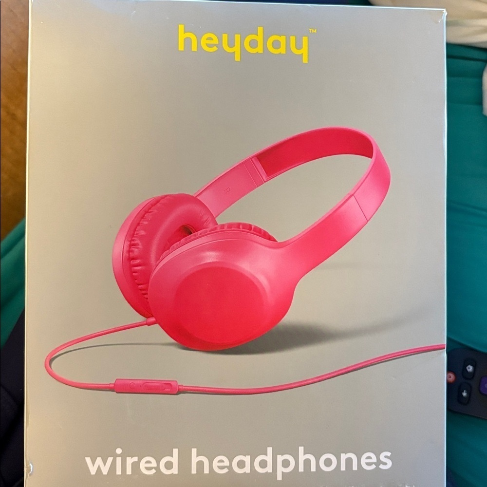 Heyday cushion
Hot Pink Wired Headphones
NIB- comfort fit
Perfect 4 Christmas